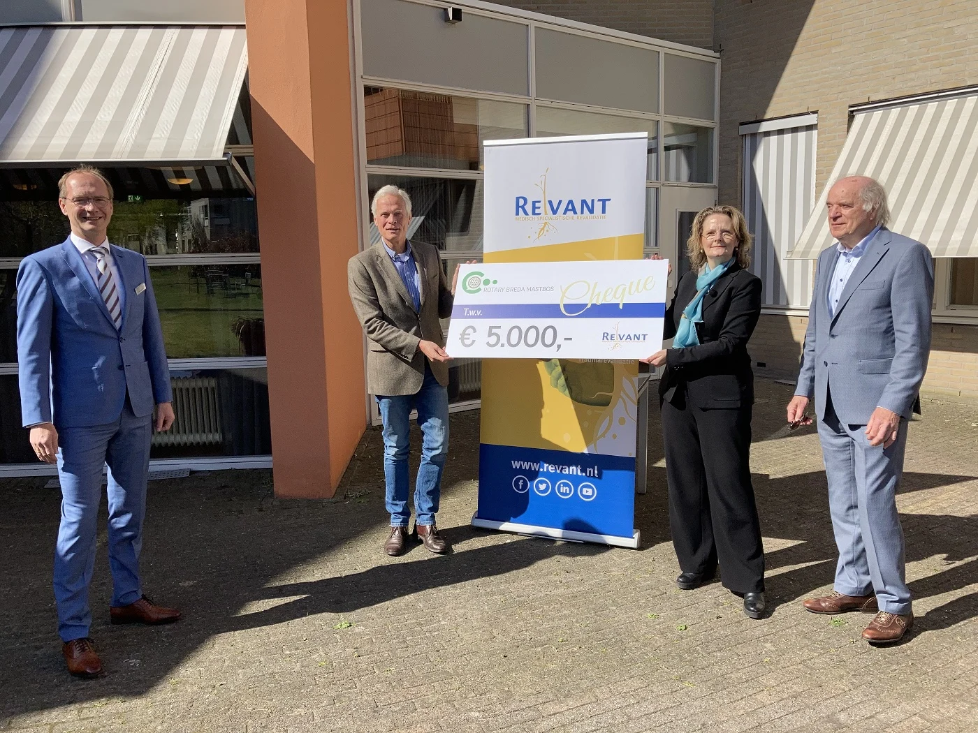 Rotary Club Breda Mastbos overhandigt cheque aan Revant in Breda